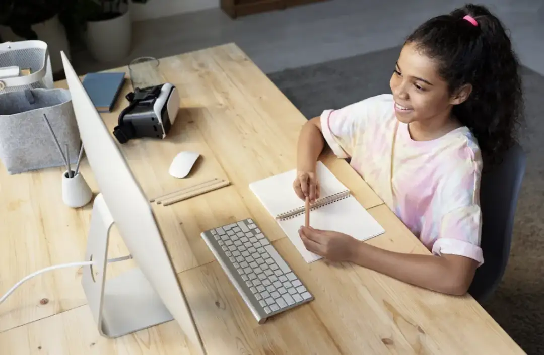 Co powinno się znaleźć przy biurku dla dzieci? Poradnik