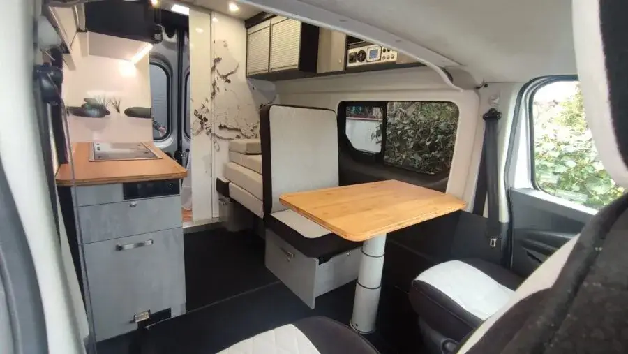 Zabudowa busa na kamper: Jak stworzyć mobilny dom na kołach