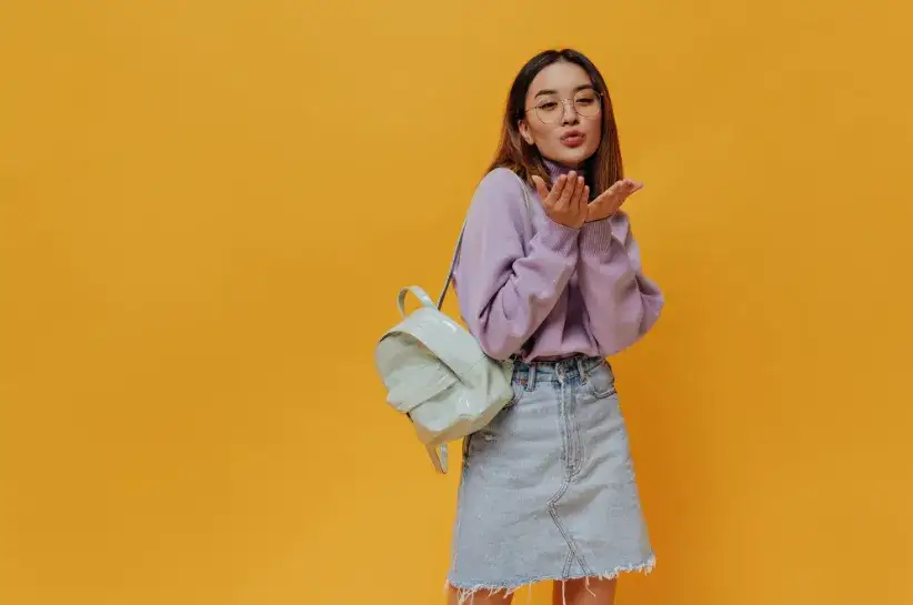 Jaką bluzkę do jeansowej spódnicy wybrać, by wyglądać stylowo?