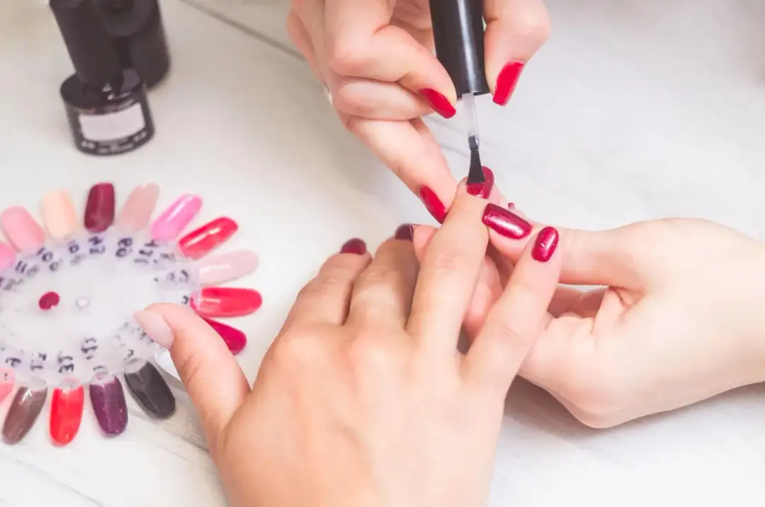 Jak malować lakierem żelowym: Sekrety pięknego i trwałego manicure w domu