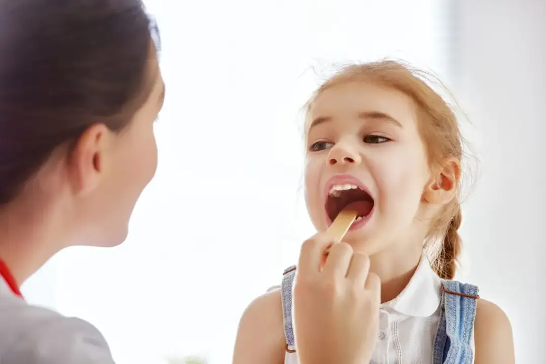 Ból gardła u dziecka: 7 skutecznych sposobów na szybką ulgę