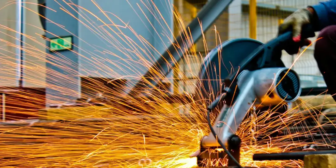 Kiedy warto wynająć, a kiedy kupić sprzęt budowlany?