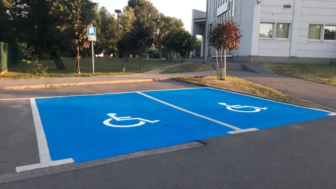 Ile miejsc parkingowych dla niepełnosprawnych powinno być na parkingu?