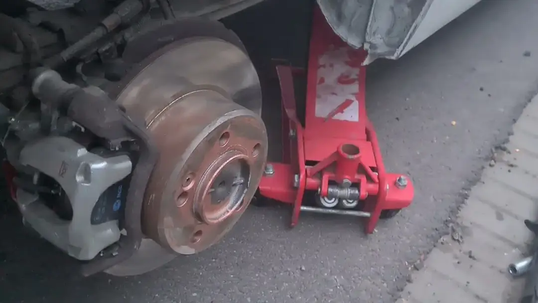 Jak łatwo i bezpiecznie zdjąć koło zapasowe w Renault Master – krok po kroku