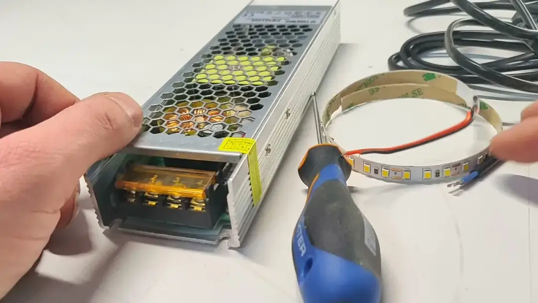 Jak podłączyć zasilacz LED 12V bez błędów i z zachowaniem bezpieczeństwa