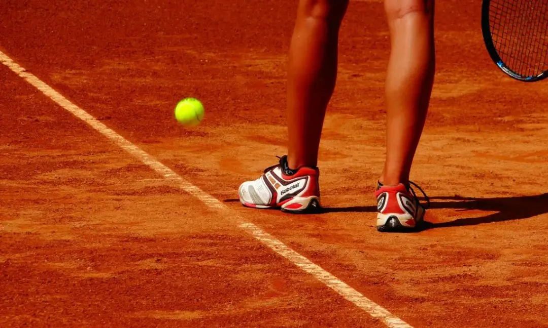 Czy warto zapisać dziecko na tenis? Poznaj zalety i wady tego sportu