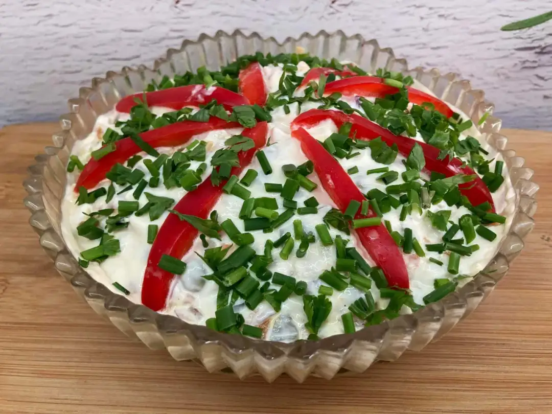 Jak udekorować sałatkę jarzynową: 10 prostych sposobów na efektowną ozdobę