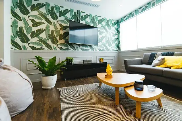 Jakie tapety do salonu wybrać, by uniknąć błędów i stworzyć idealne wnętrze