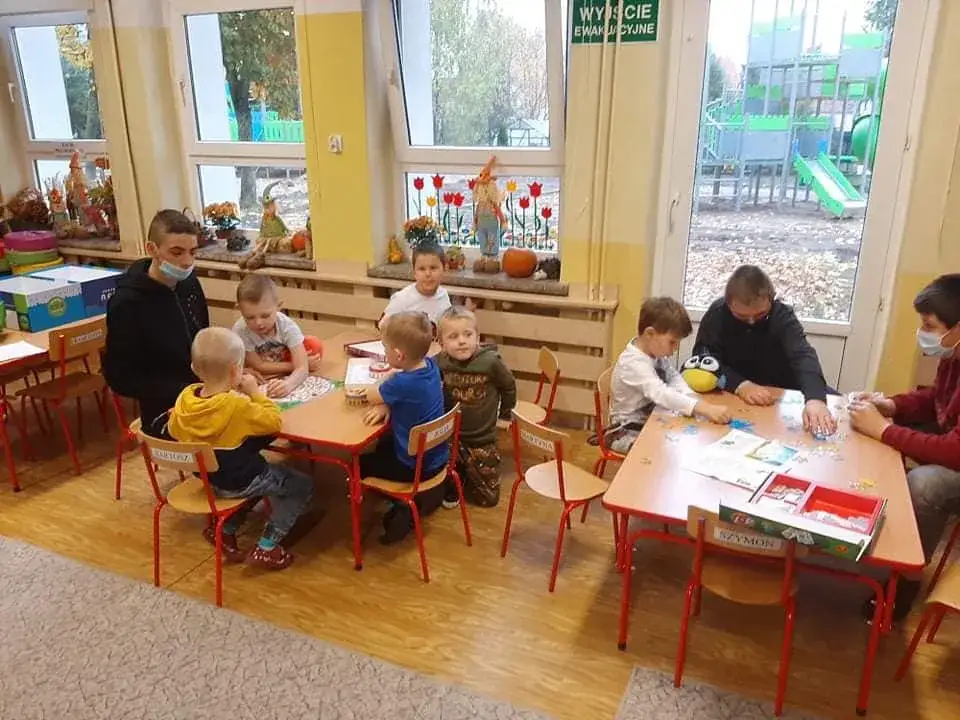 Wolontariat w przedszkolu na czym polega? Odkryj jego korzyści i zadania