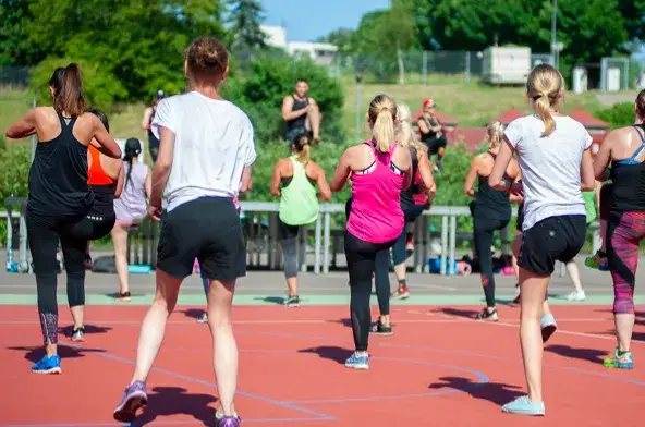 Jak odpowiednio korzystać z ogólnodostępnych siłowni zewnętrznych