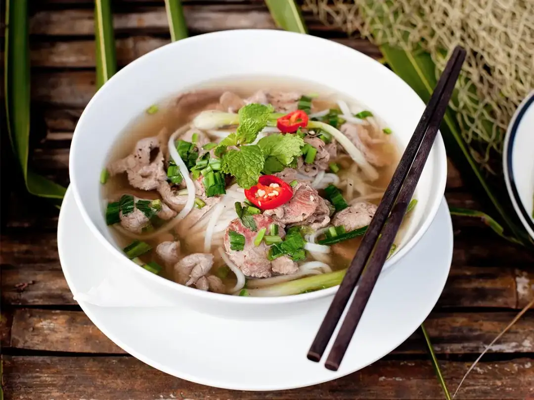 Zupa pho: co to jest i dlaczego zachwyca smakoszy?