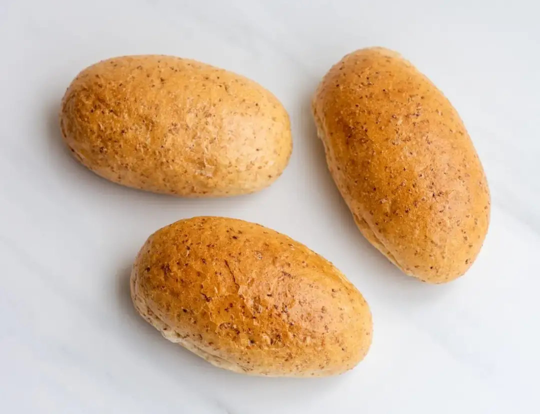 Ile kcal ma grahamka? Poznaj wartość kaloryczną bułki graham