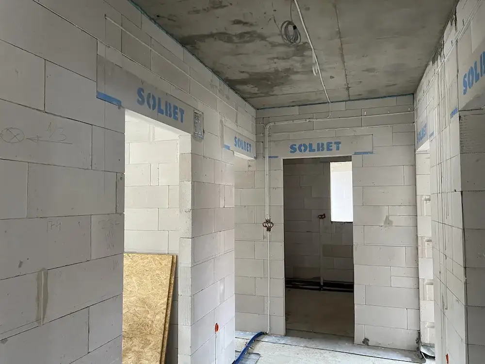 Ściany działowe z betonu komórkowego: zalety i wady w praktyce