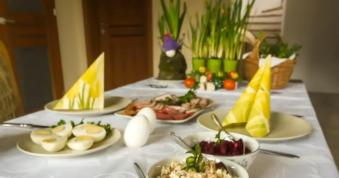 Co się robi na Wielkanoc do jedzenia? Tradycyjne potrawy, które zaskoczą