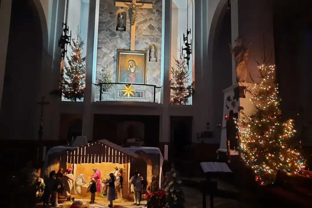 Jaka modlitwa przy okadzaniu domu? Odkryj jej znaczenie i moc