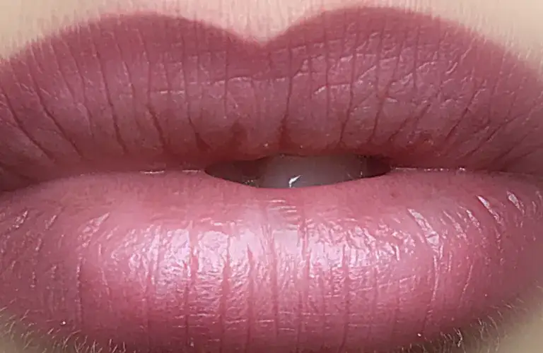 Ile się goją usta po makijażu permanentnym? Objawy i czas gojenia