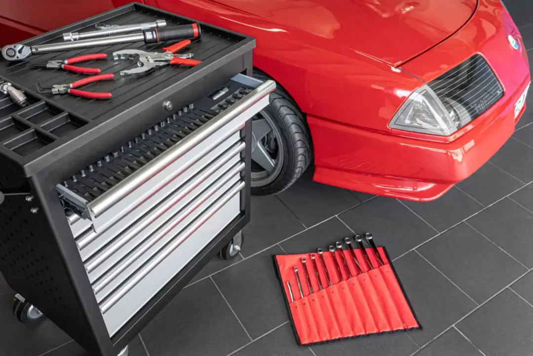 Jakie meble warsztatowe wybrać, by stworzyć ergonomiczną przestrzeń pracy i zwiększyć produktywność?