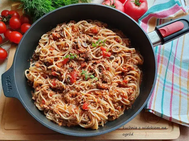 Pyszne spaghetti z mięsem mielonym i pieczarkami w 30 minut