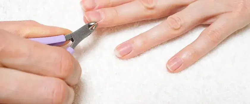 Skuteczne metody na suche skórki wokół paznokci, które pomogą