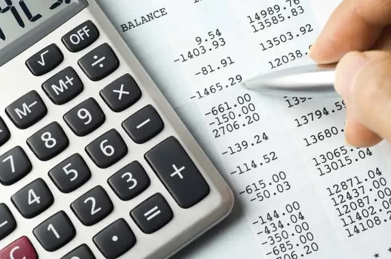 Obciążenie dłużnika kosztami windykacji: nota czy faktura?