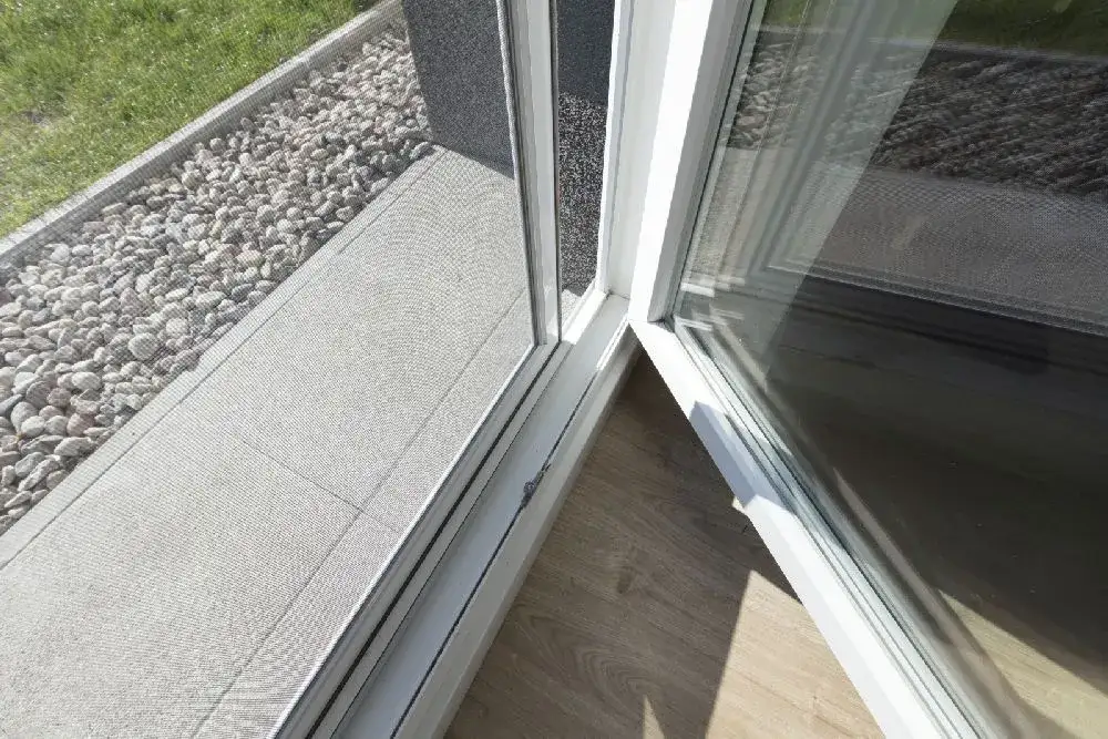 Jak zabezpieczyć okna przed owadami: 8 skutecznych metod