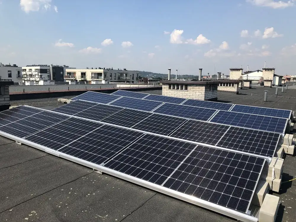 Solary na dachu bloku: Jak obniżyć rachunki i chronić środowisko