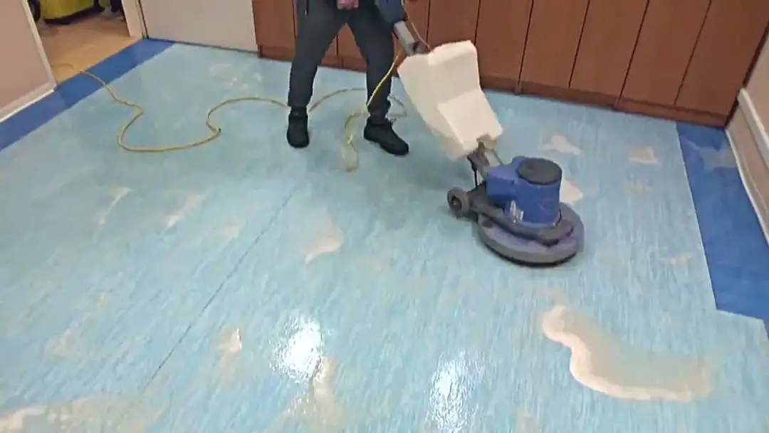 Czym czyścić wykładzinę PCV: 7 skutecznych i bezpiecznych metod