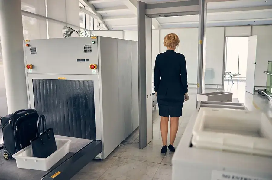 Co naprawdę wykrywają bramki na lotnisku i jak zapewniają bezpieczeństwo?