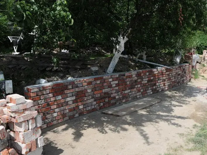 Jak zbudować murek z cegły w ogrodzie, aby cieszyć się trwałością i stylem