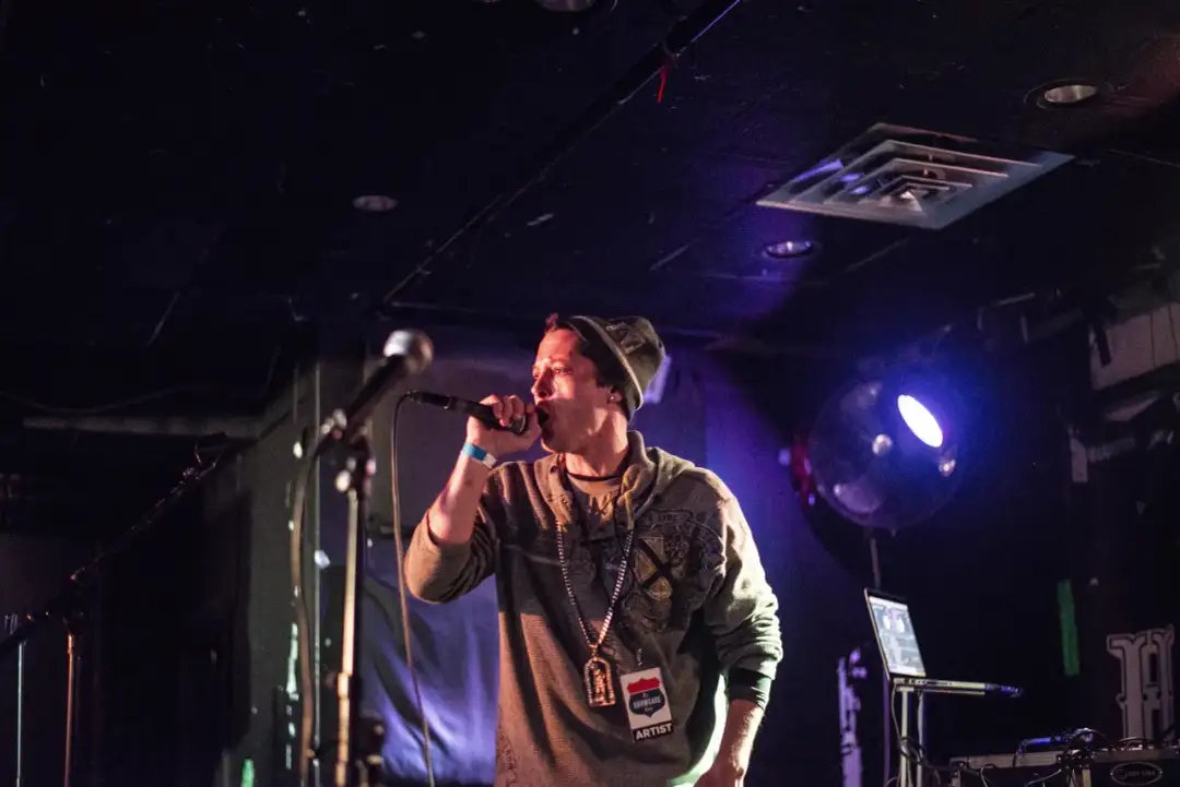 Jak tworzyć free tekst rap: techniki i inspiracje dla raperów