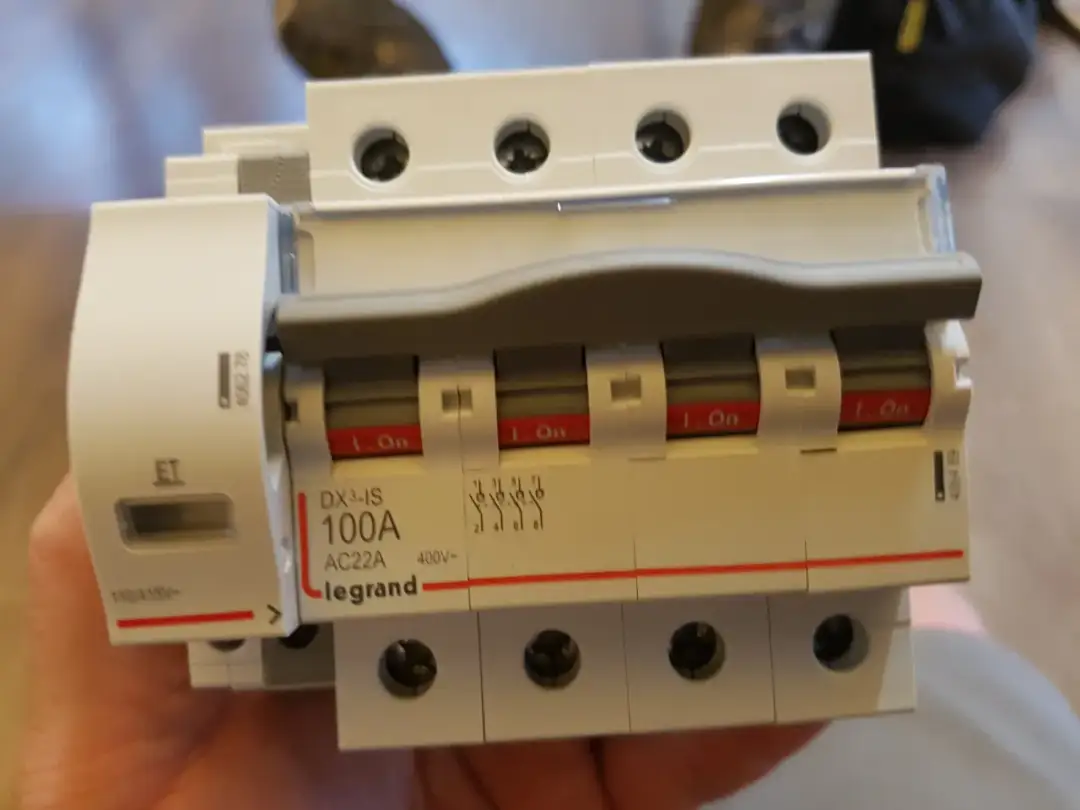 Jak podłączyć wyzwalacz wzrostowy Legrand bez błędów i problemów