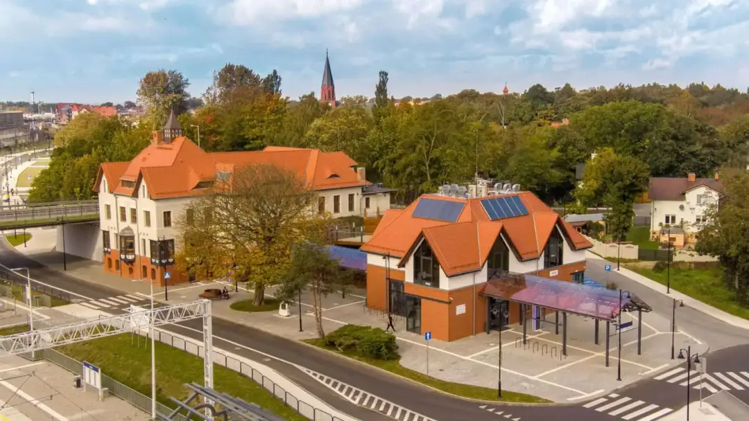 Jak dojechać do Ustki pociągiem - szczegóły połączeń, ceny i udogodnienia