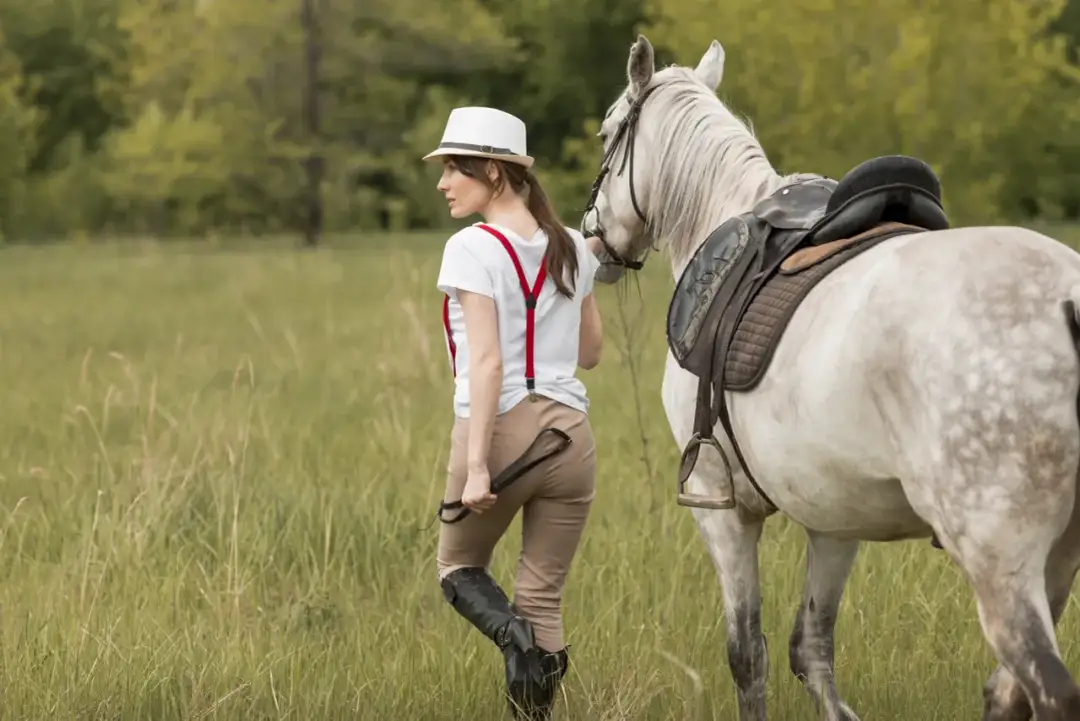 Podstawowy sprzęt jeździecki dla początkujących – co kupić na start przygody z jeździectwem?