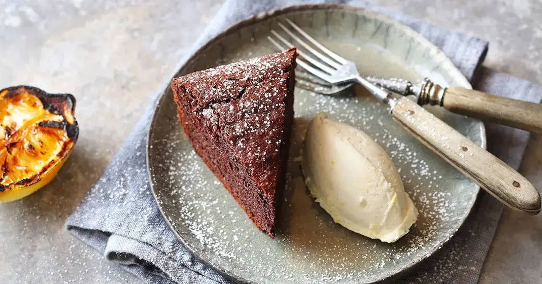 Pyszne ciasto na grillu – łatwe przepisy na letnie spotkania