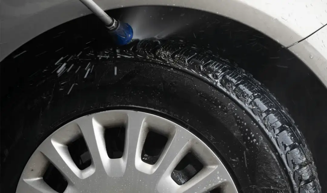 Jak myć samochód w zimie, aby uniknąć uszkodzeń i rys?