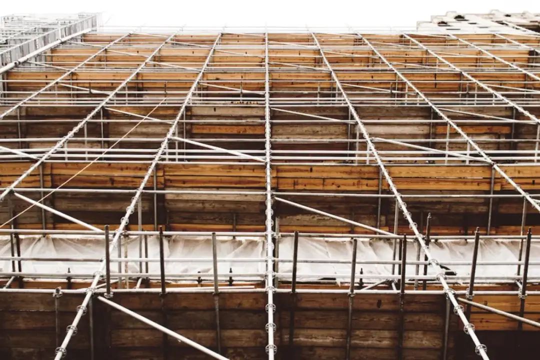 Uprawnienia i wymagania dotyczące osób montujących rusztowania - Ważne zasady