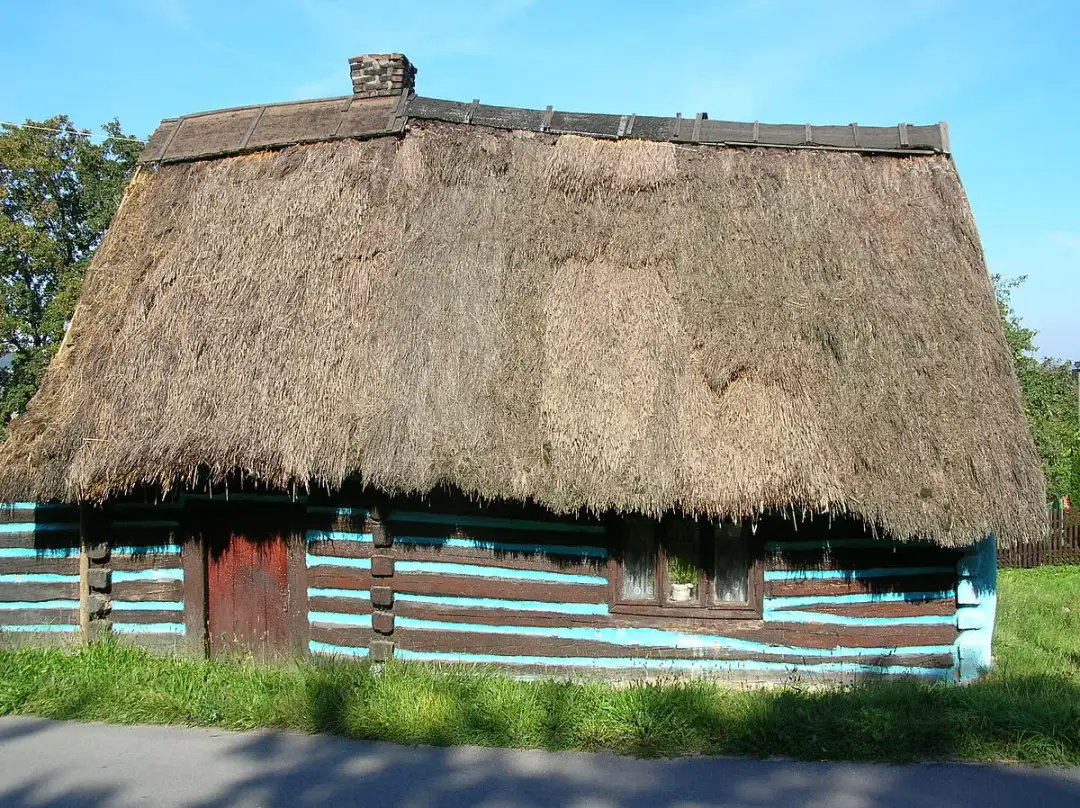 Dach ze strzechy: zalety i wady tradycyjnego pokrycia dachowego