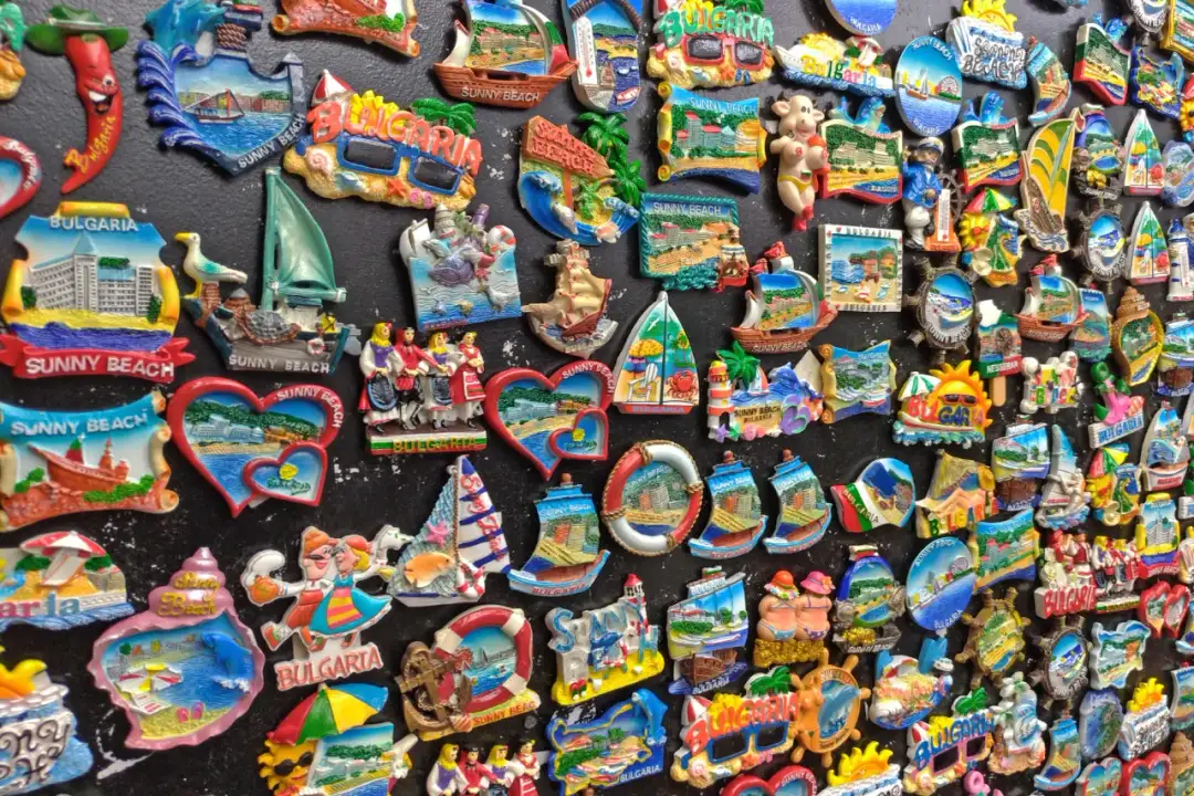 Jakie ciekawe magnesy na lodówkę wybierają miłośnicy oryginalnych dekoracji