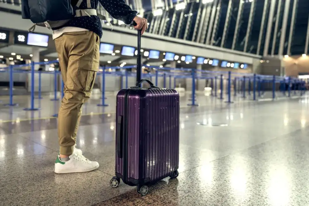 Ile alkoholu można przewieźć samolotem do USA? Sprawdź zasady i limity