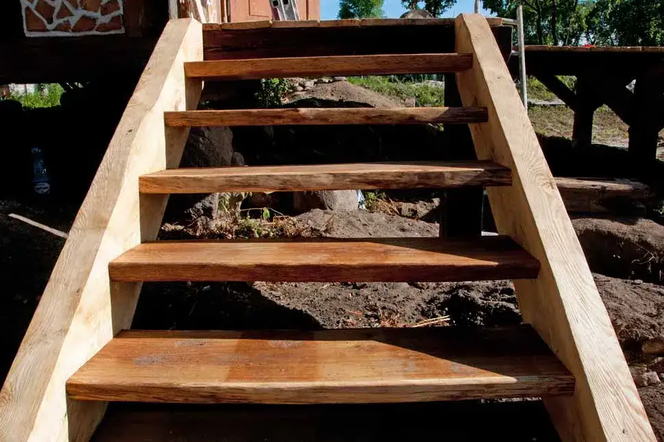 Konstrukcja schodów drewnianych zewnętrznych: Trwałość i estetyka