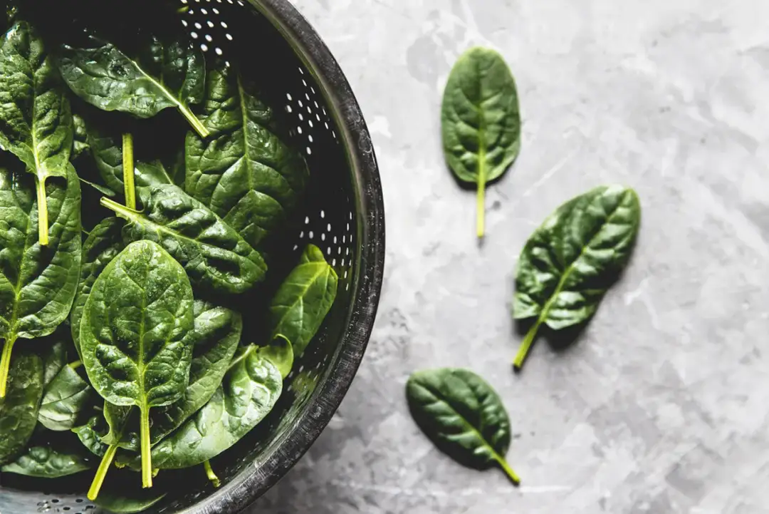 Czy można jeść szpinak podczas karmienia piersią? Uważaj na te zagrożenia!
