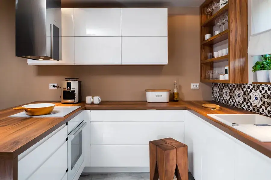 Jakie szafki do małej kuchni? 7 sprytnych rozwiązań na oszczędność miejsca