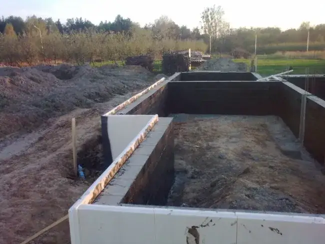 Jaki styropian na fundamenty wybrać? Porównanie, opinie i praktyczne porady