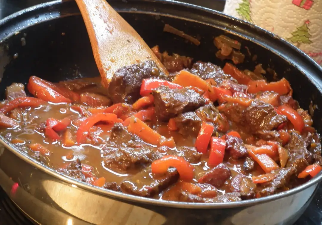 Jak przygotować wołowinę w winie, aby była soczysta i aromatyczna