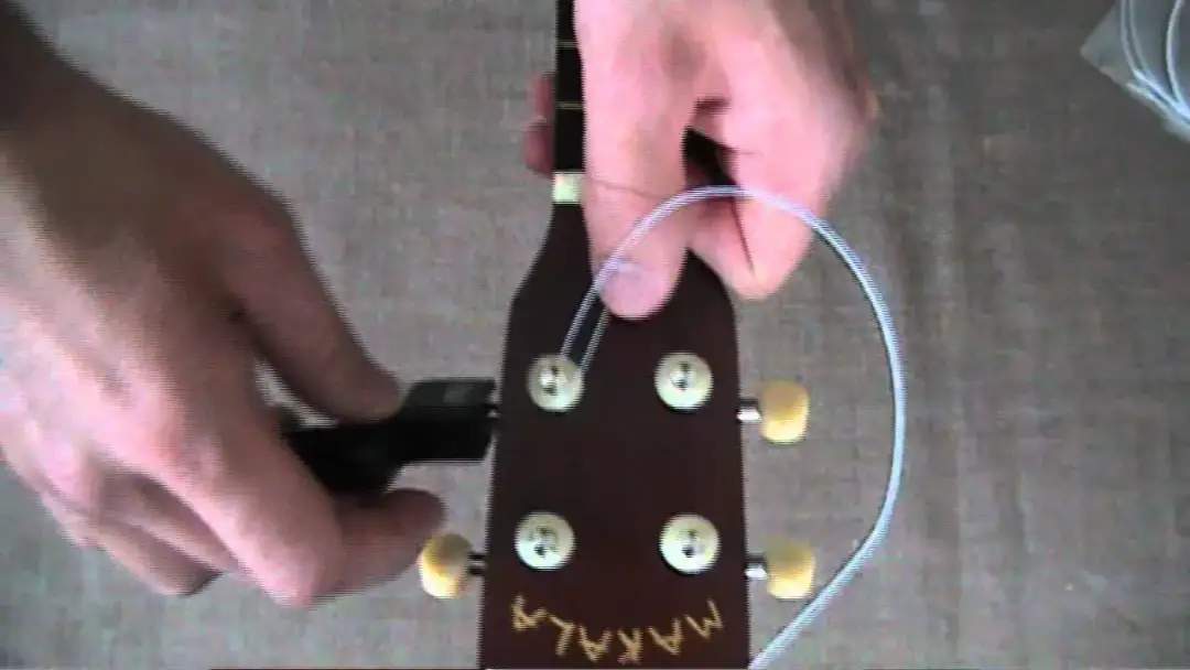 Jak założyć struny do ukulele - proste kroki i najczęstsze błędy