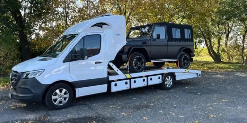 Ile kosztuje holowanie samochodu na lawecie? Sprawdź ceny i czynniki wpływające na koszty