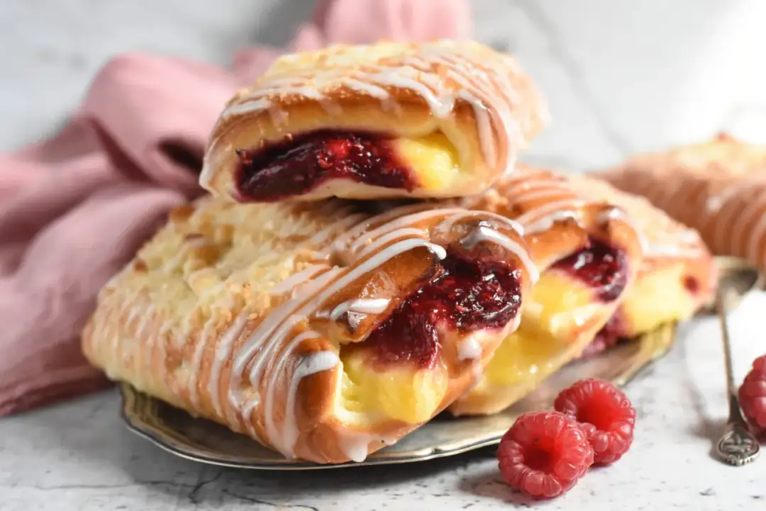 Drożdżówki z budyniem i malinami jak u babci