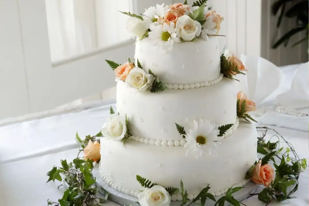 Jak wybrać najpiękniejszy biały tort z kwiatami na wesele: 8 praktycznych rad