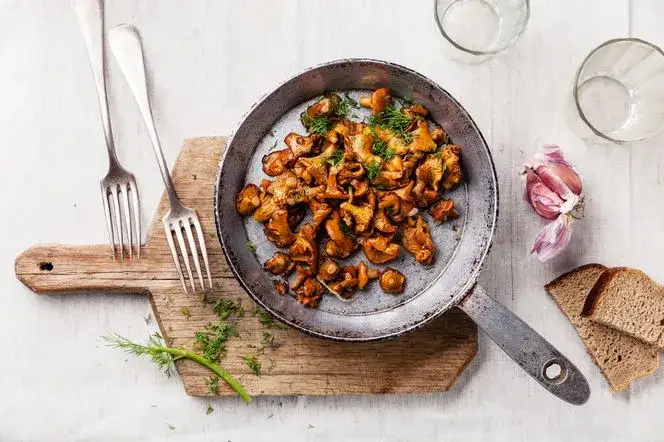 Jak zrobić kurki na patelni - proste przepisy, które zachwycą smakami