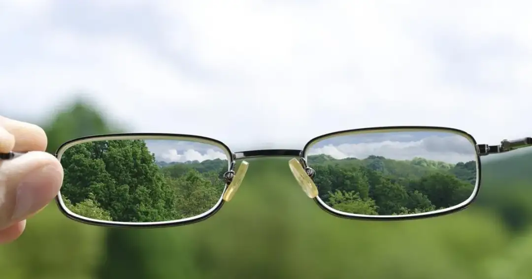 Jakimi soczewkami koryguje się krótkowzroczność? Odkryj prawdę o minusach